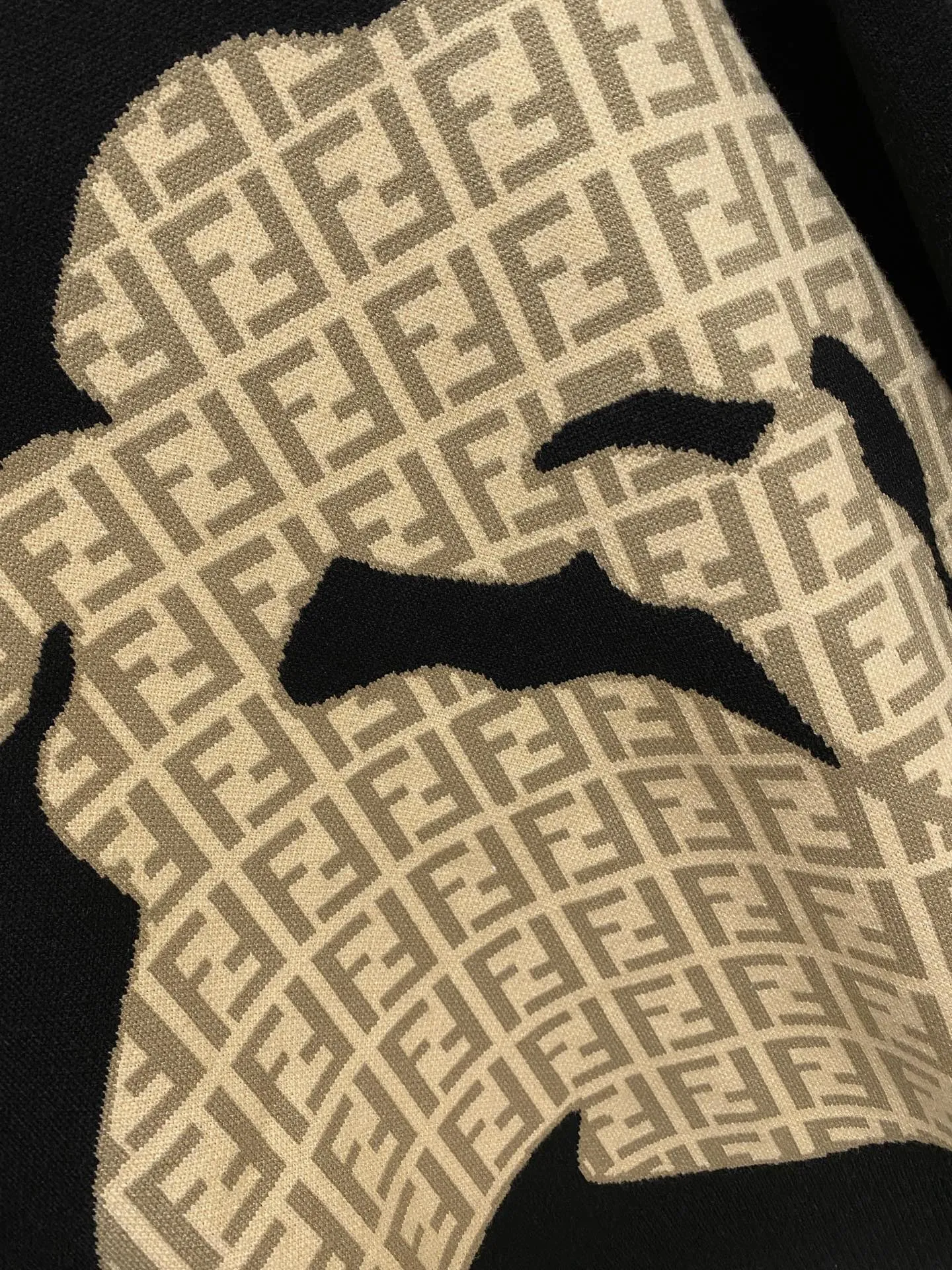 🅿️440 LV crew neck sweater, made of wool blended yarn, has good warmth retention, fluffy and soft, doubles skin care, giving you a lightweight wearing experience. High-quality natural fibers ensure high-quality life. The whole piece adopts solid color single-sided craftsmanship, leaving loose space when fit, solid color plain weave, neat texture, solid color design, durable and high-end. The workmanship is meticulous, fashionable and versatile. The reverse shoulder design is simple and comfortable. At the same time, it uses counter stitching to highlight the quality in the details, making the temperament more low-key, restrained, calm and stylish, and better showing the clean and tidy side of successful men. The collar, cuffs, and hem are made of dense rib weaving, which is tight and elastic, not easy to deform, and highlights the details and texture. Whether worn alone or layered, it can not only give you a warm feeling, but also give you a sophisticated sense of fashion.      Size: M-XXXL